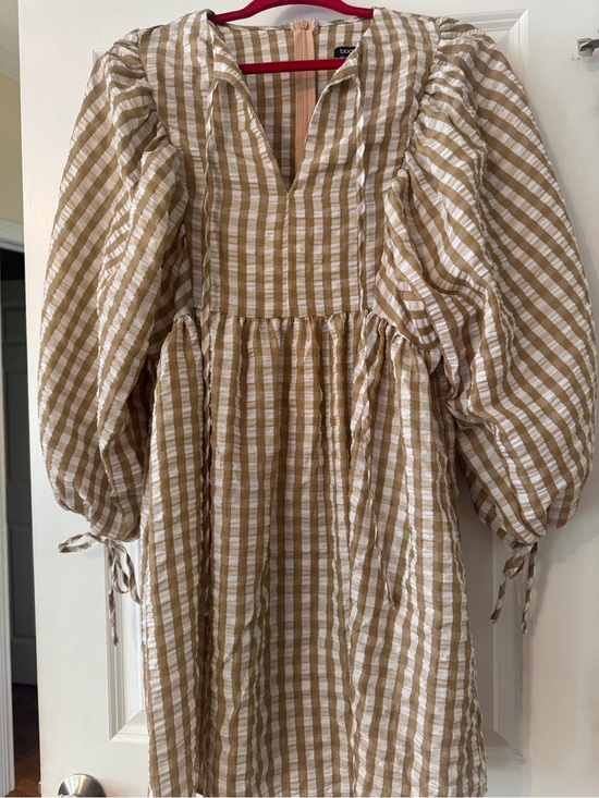 Boohoo Dresses & Skirts - Boohoo Beige and White Gingham Puff-Sleeve Dress